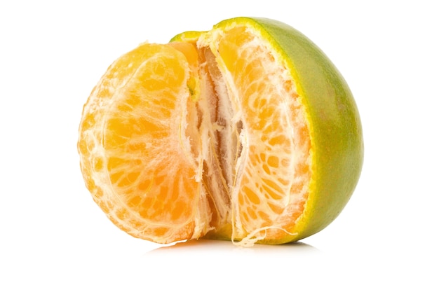 Mandarina. naranja dulce. en el fondo blanco