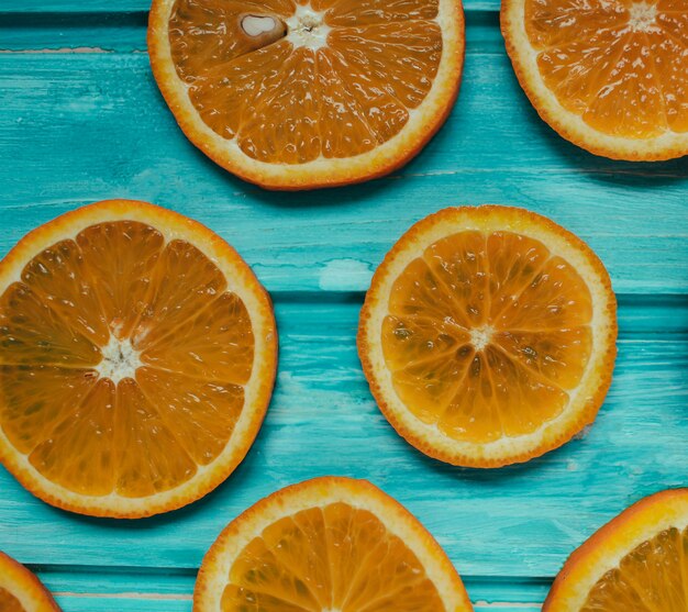 Foto mandarina naranja fresca en madera azul