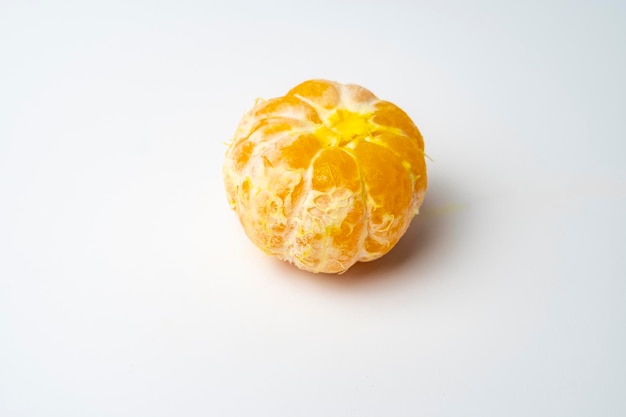 Mandarina naranja pelada aislado sobre fondo blanco.