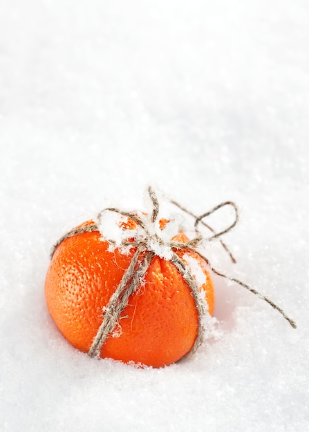 Mandarina De Navidad En La Nieve