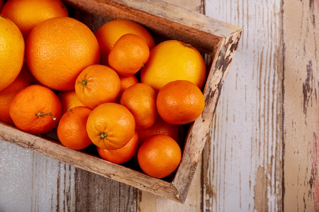 Mandarina o mandarinas en la caja de madera.