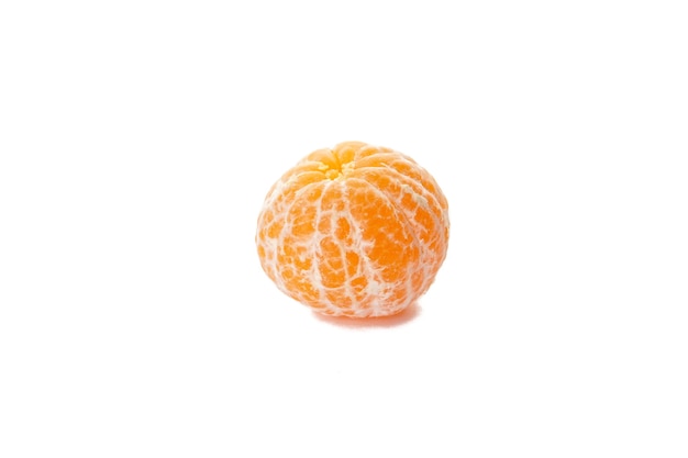 Foto mandarina pelada aislado en blanco