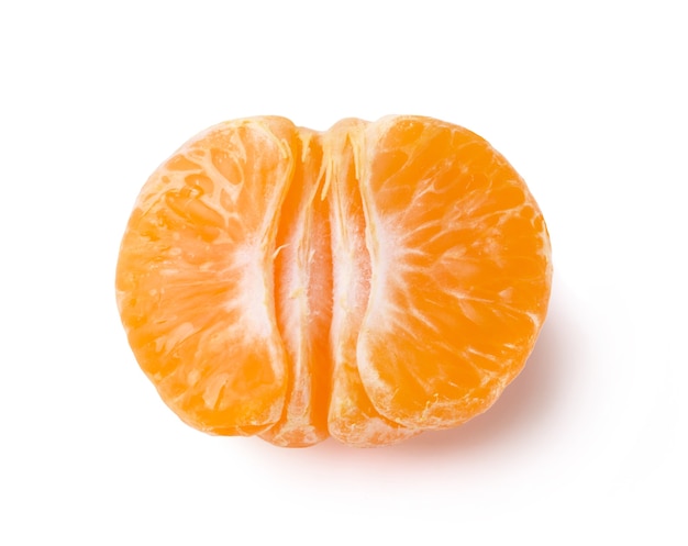 Mandarina pelada jugosa madura mitad aislada