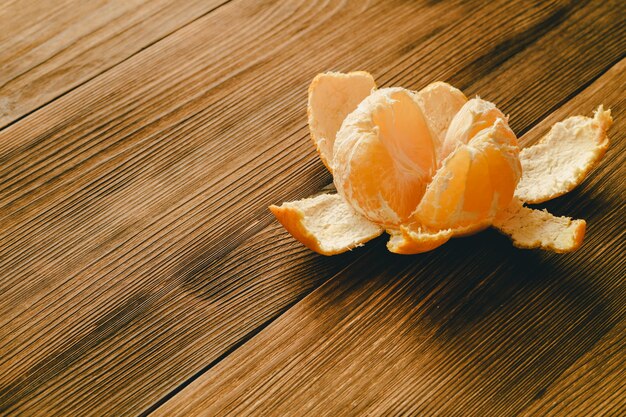 Mandarina Pelada En Una Mesa De Madera