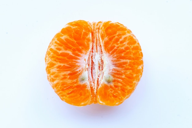 Foto mandarina pelada o mandarina en blanco