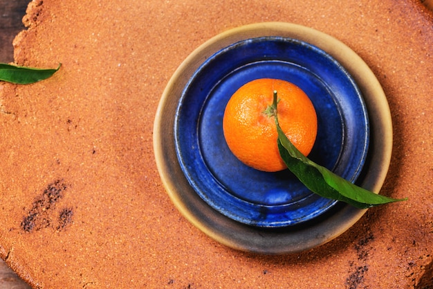 Mandarina en plato azul