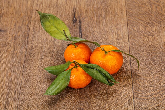 Mandarina sabrosa dulce madura con hojas