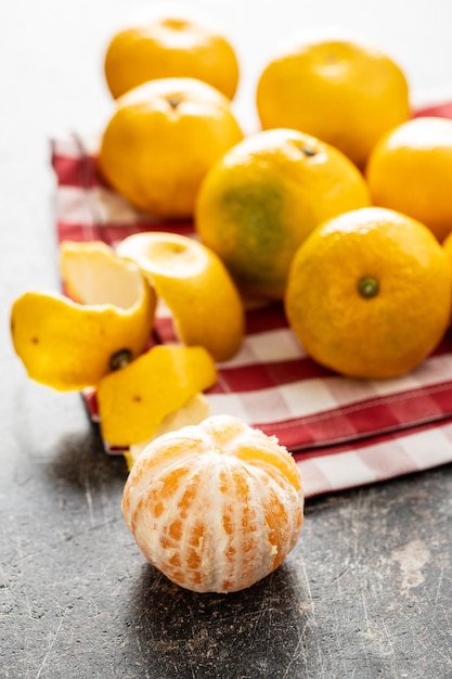 Mandarinas amarillas frescas en la vieja mesa de la cocina