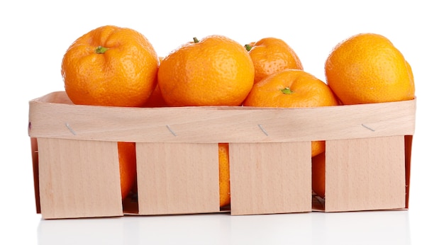 Foto mandarinas en canasta aislado en blanco