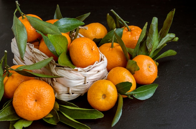 Mandarinas en una cesta de mimbre.