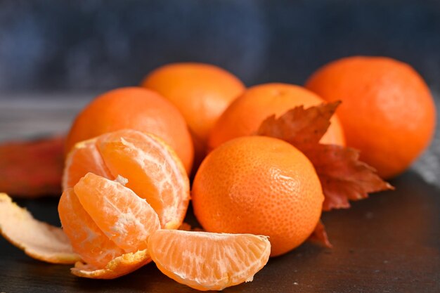 Las mandarinas clementinas de color naranja brillante yacen sobre la mesa