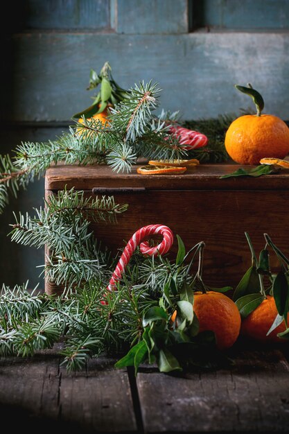 Mandarinas en decoración festiva.