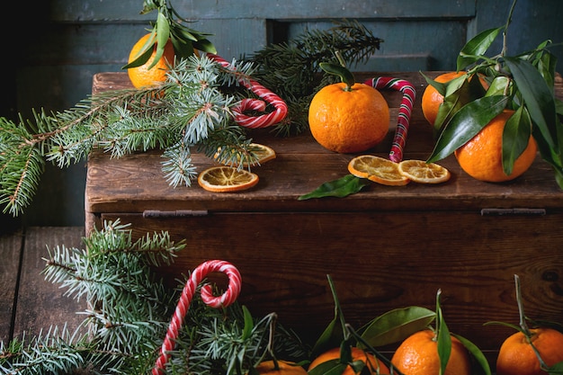 Mandarinas en decoración navideña