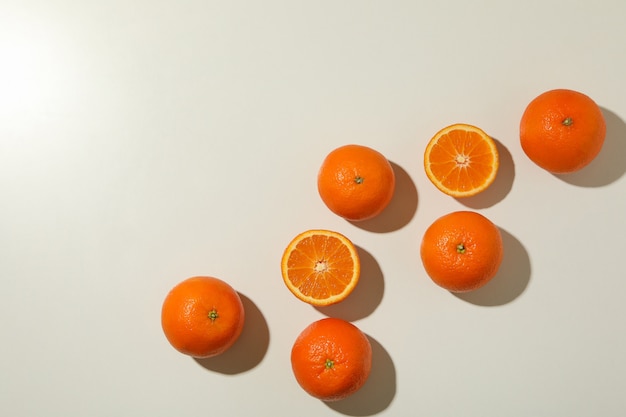 Mandarinas dulces maduras en blanco, vista superior