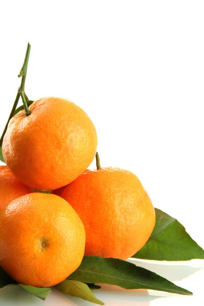 Mandarinas dulces maduras con hojas aisladas en blanco