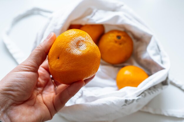 Mandarinas em saco de tecido