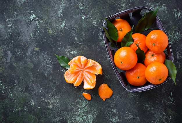 Mandarinas frescas maduras con hojas