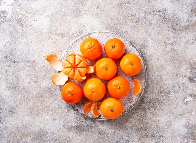 Mandarinas frescas maduras sobre fondo claro