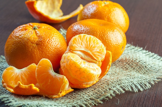 Mandarinas frescas en la mesa de madera