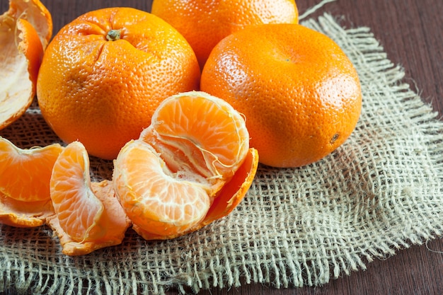 Mandarinas frescas en la mesa de madera