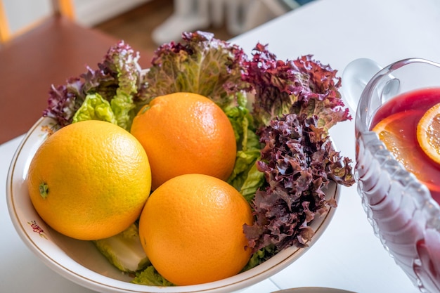 Mandarinas con lechuga en un tazón sobre la mesa