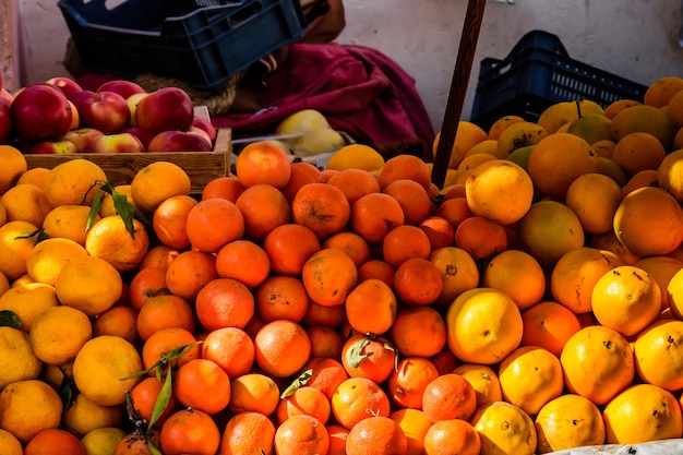 Mandarinas maduras y frutos de naranja a la venta en un mercado de frutas