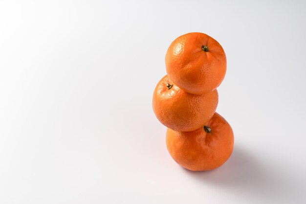 Foto mandarinas maduras fuente natural de vitamina c sobre un fondo blanco