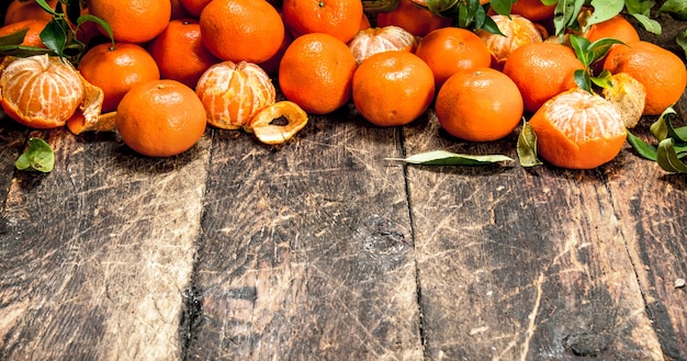 Mandarinas maduras con hojas