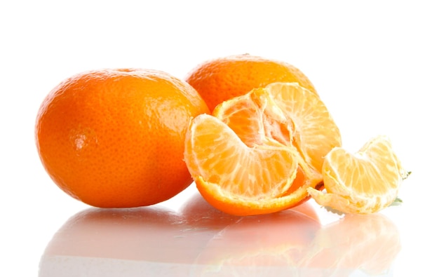 Mandarinas maduras y sabrosas aisladas en blanco