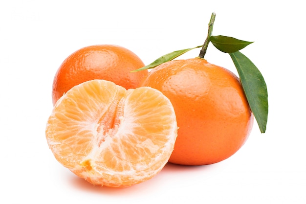 Mandarinas, mandarinas peladas y rodajas de mandarina sobre un fondo blanco.