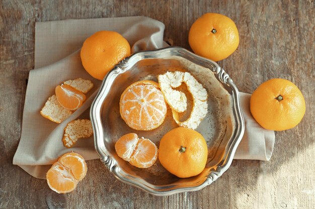 Mandarinas en la mesa de madera antigua, cerrar