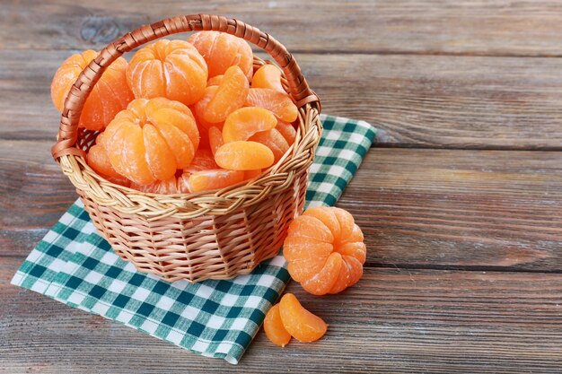 Mandarinas en mesa de madera