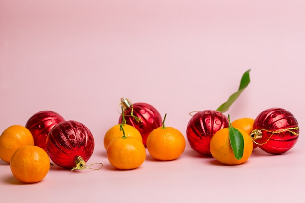 Mandarinas naranjas y bolas rojas