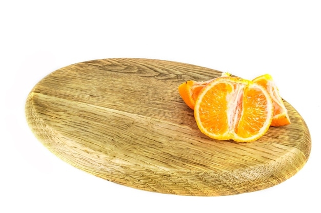 Mandarinas naranjas cáscara de mandarina o rodaja de mandarina aisladas sobre fondo blanco Fotos en primer plano de cítricos frescos
