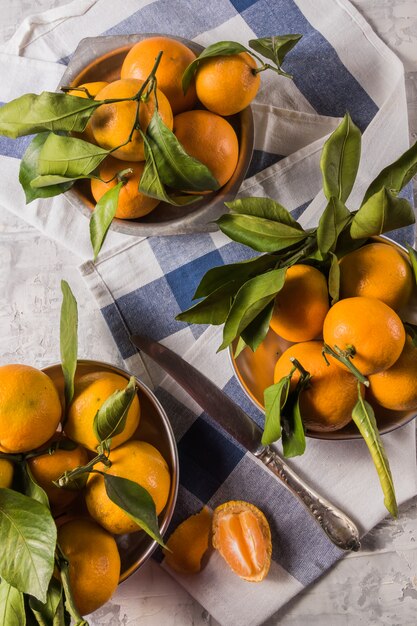 Mandarinas naranjas maduras o mandarinas de frutas con hojas verdes.