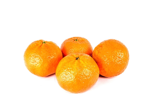 Mandarinas naranjas o tangerinas aisladas sobre fondo blanco Fotos en primer plano de cítricos frescos