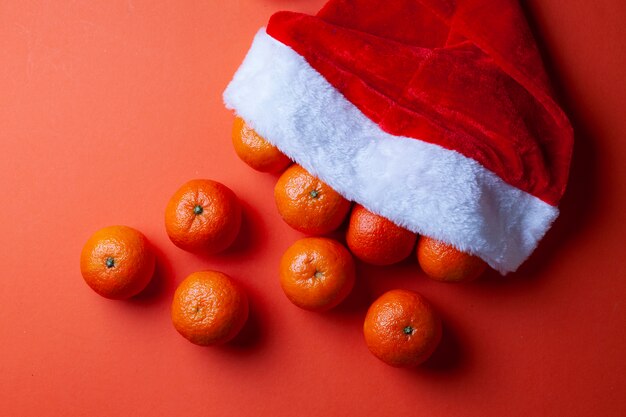 Mandarinas de Navidad en un gorro de Papá Noel