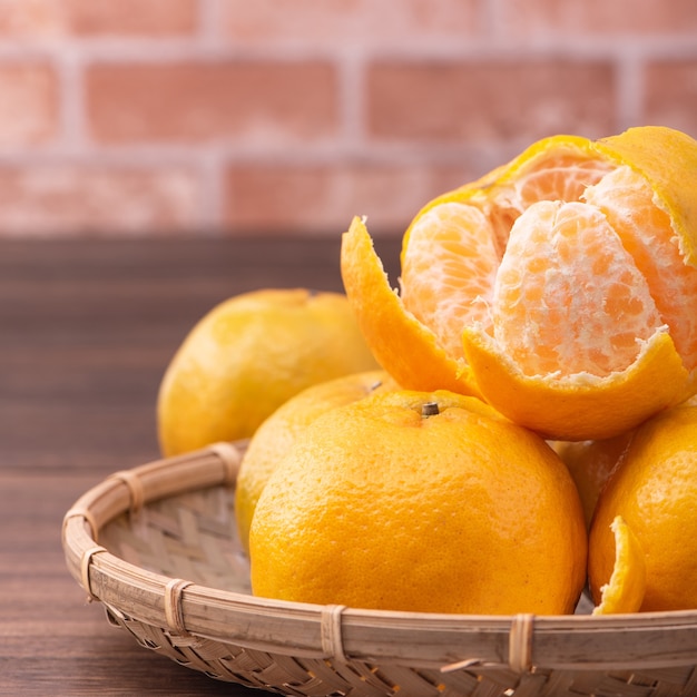 Mandarinas peladas en un tamiz de bambú