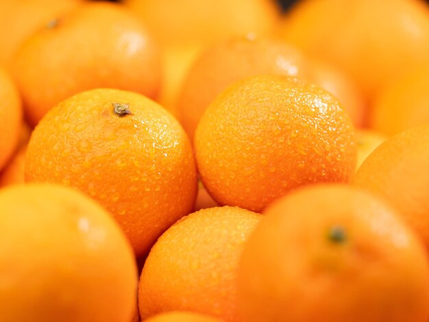 Mandarinas. Primer plano de algunas hermosas frutas frescas de mandarina con gotas de agua