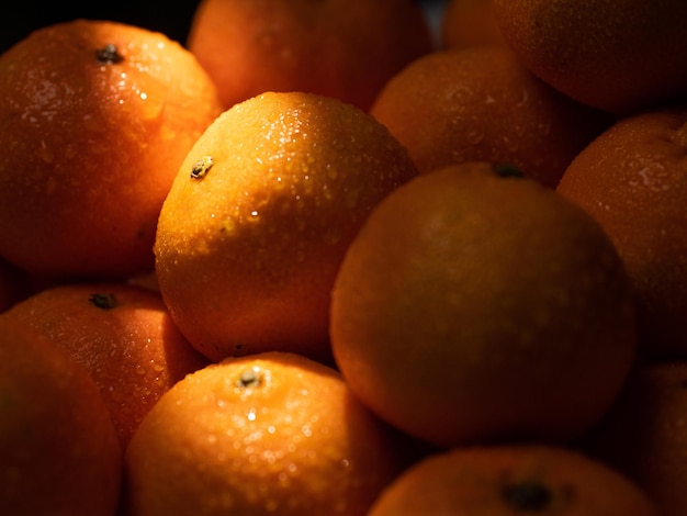Mandarinas. El rayo de luz brilla sobre hermosas mandarinas jugosas