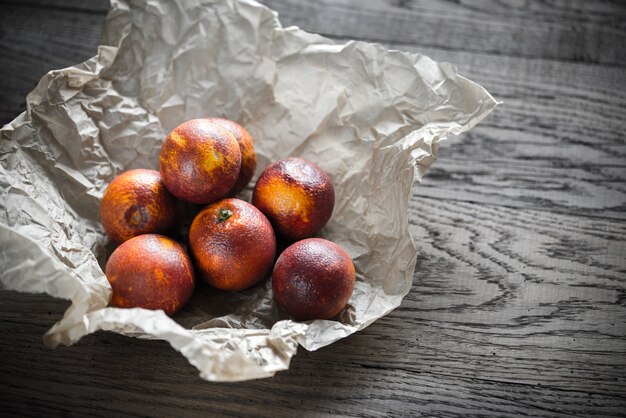 Mandarinas rojas en la mesa de madera