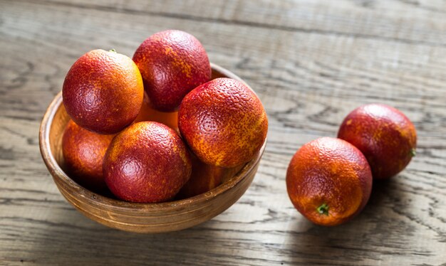 Mandarinas rojas en la superficie de madera