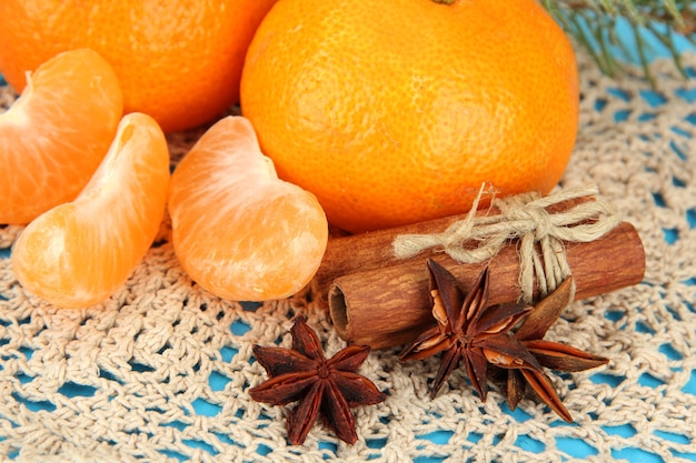 Mandarinas sabrosas en servilleta sobre fondo azul.