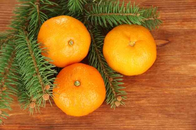 Mandarinas sabrosas sobre fondo de madera