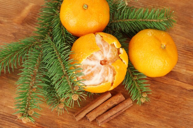 Mandarinas sabrosas sobre fondo de madera