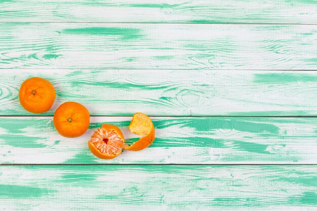 mandarinas sobre un fondo de madera verde