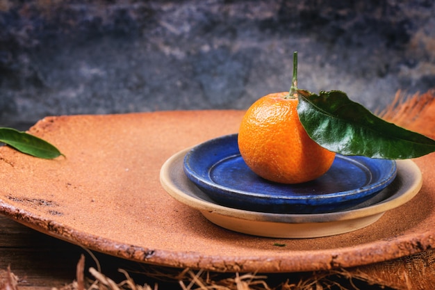 Mandarine auf blauem Teller