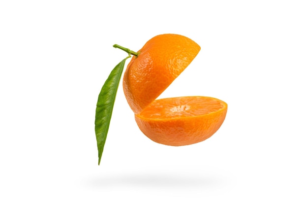 Mandarine halbiert mit einem grünen Blatt frischer Mandarine auf einem weißen, isolierten Hintergrund mit offenem Mund...
