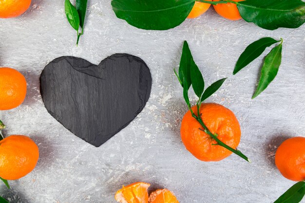 Mandarine herum mit dem schwarzen Schieferherz geformt.