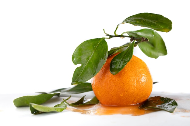 Mandarine mit Saft und Blätter auf weißem Hintergrund Schöne Frucht